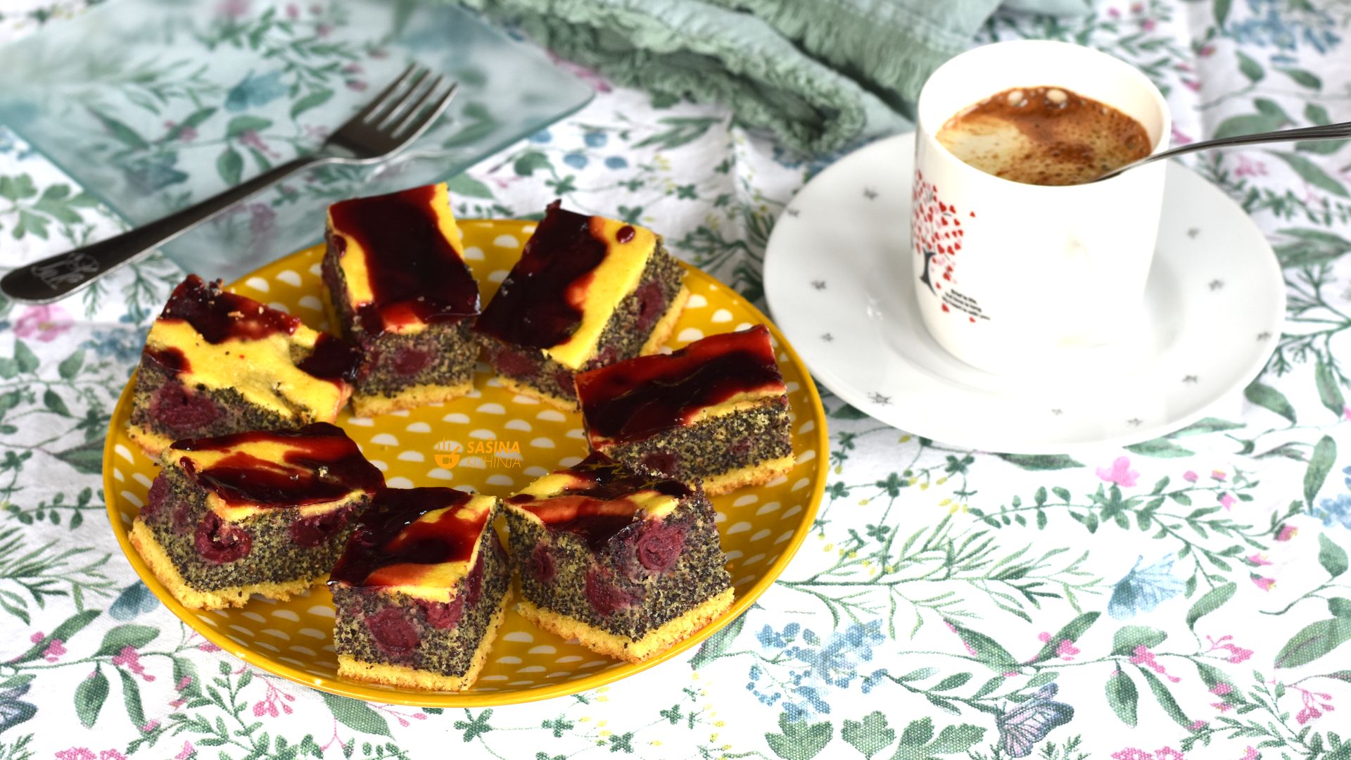 Mak kocke s višnjama iz kompota kolač recept koji je svakako osvježavajući, blago kiselkasti kolač od plavog mljevenog maka i kompota višanja. Savršenog je okusa, dobije se prilično velika količina, pa je idealan za više osoba. Ne manje važna je i brzina pripreme, te jednostavnost. Upravo zbog svega navedenog, siguran sam da će ovaj kolač naći put do vašeg stola. Ovo su zaista najukusnije mak kocke koje sam probao, ne samo zato što su moje, već iskreno zbog toga što su odličnog okusa. Stvarno preporuka, pogotovo po ljeti kada bi se osvježili a istovremeno zasladili. Pisani recept se nastavlja odmah ispod